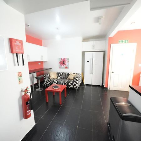 The Great Airport Place-Private Bedrooms With Private Bathroom-1 Bus To Heathrow Airport-5 Minutes By Car- Helpful Advice From Our Team هارموندسورث المظهر الخارجي الصورة