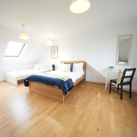 The Great Airport Place-Private Bedrooms With Private Bathroom-1 Bus To Heathrow Airport-5 Minutes By Car- Helpful Advice From Our Team هارموندسورث المظهر الخارجي الصورة