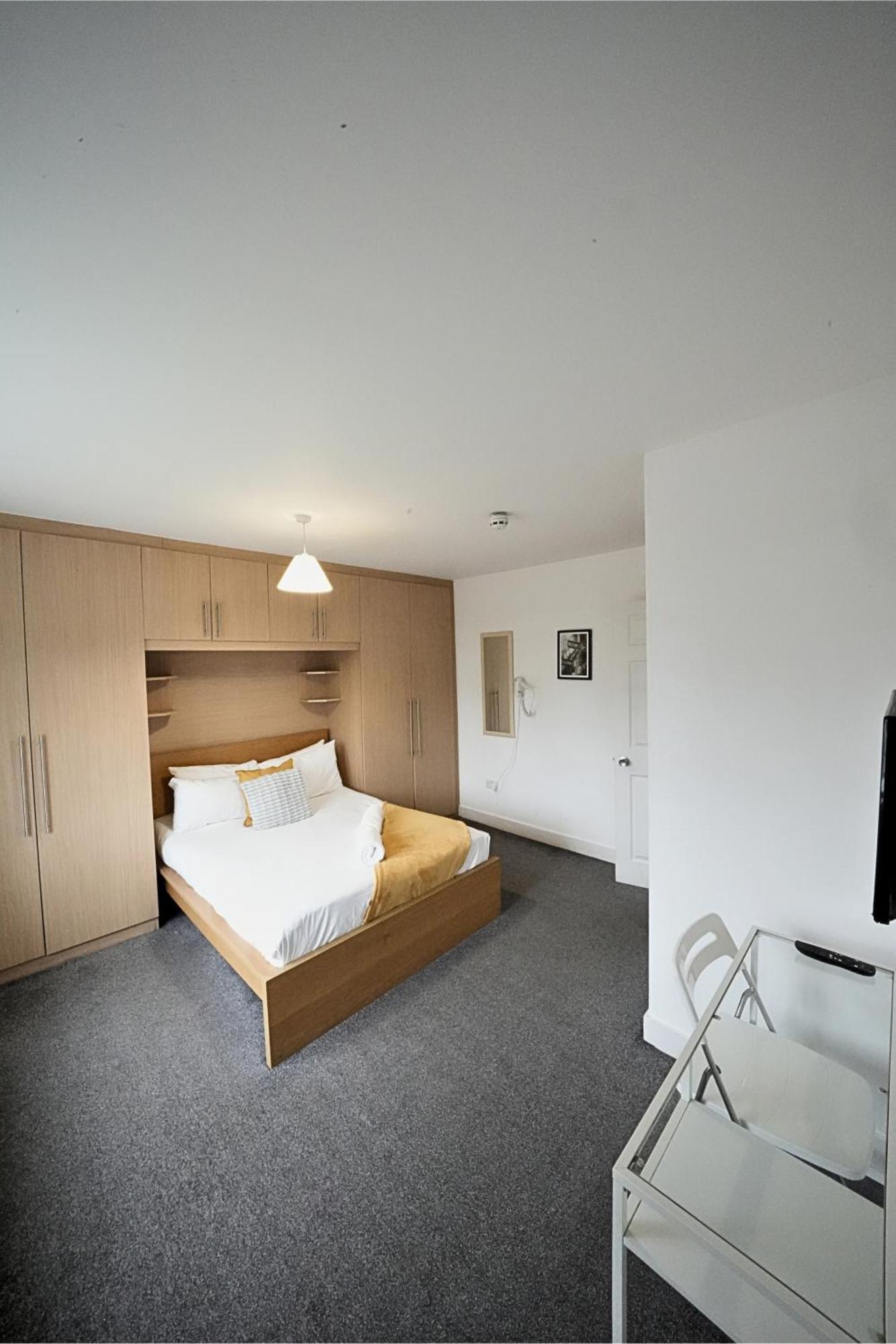 The Great Airport Place-Private Bedrooms With Private Bathroom-1 Bus To Heathrow Airport-5 Minutes By Car- Helpful Advice From Our Team هارموندسورث المظهر الخارجي الصورة
