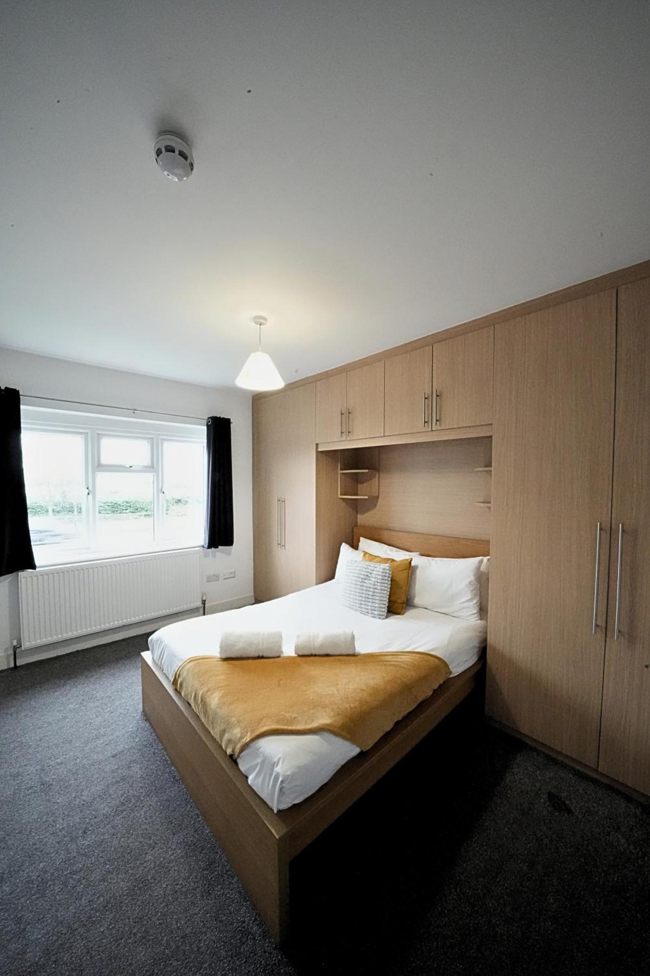 The Great Airport Place-Private Bedrooms With Private Bathroom-1 Bus To Heathrow Airport-5 Minutes By Car- Helpful Advice From Our Team هارموندسورث المظهر الخارجي الصورة