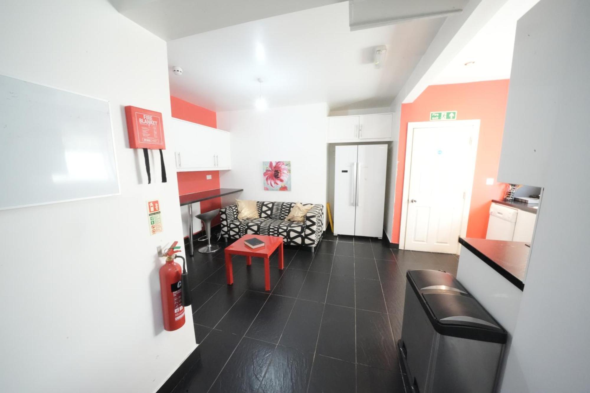 The Great Airport Place-Private Bedrooms With Private Bathroom-1 Bus To Heathrow Airport-5 Minutes By Car- Helpful Advice From Our Team هارموندسورث المظهر الخارجي الصورة