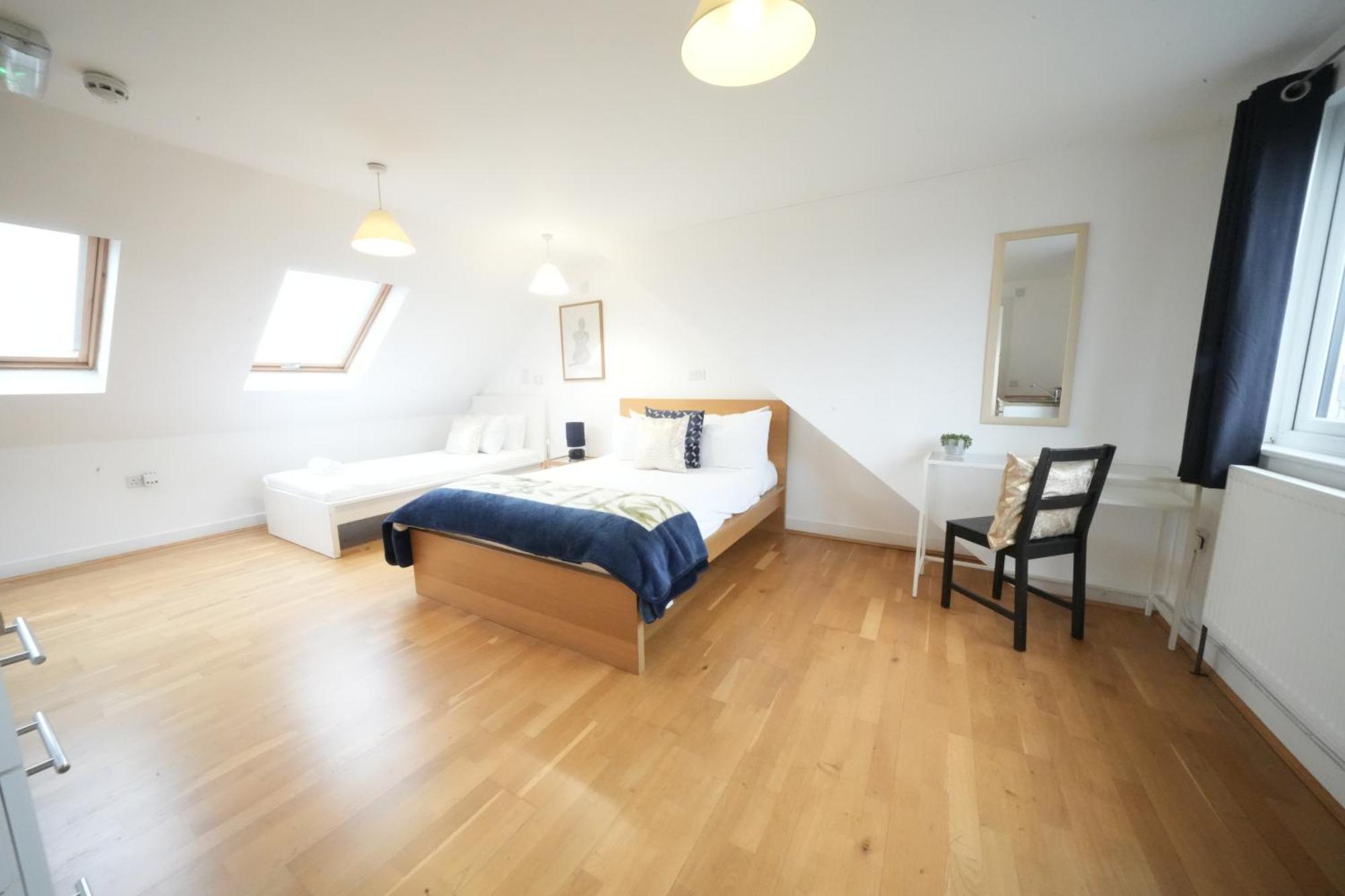 The Great Airport Place-Private Bedrooms With Private Bathroom-1 Bus To Heathrow Airport-5 Minutes By Car- Helpful Advice From Our Team هارموندسورث المظهر الخارجي الصورة