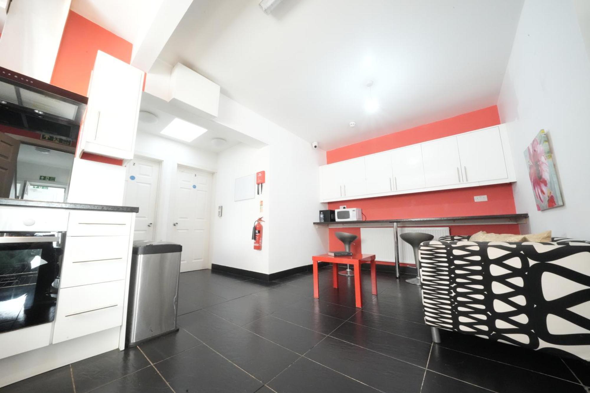 The Great Airport Place-Private Bedrooms With Private Bathroom-1 Bus To Heathrow Airport-5 Minutes By Car- Helpful Advice From Our Team هارموندسورث المظهر الخارجي الصورة