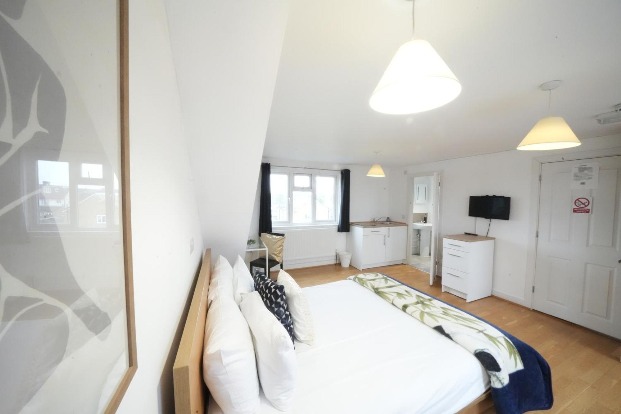 The Great Airport Place-Private Bedrooms With Private Bathroom-1 Bus To Heathrow Airport-5 Minutes By Car- Helpful Advice From Our Team هارموندسورث المظهر الخارجي الصورة