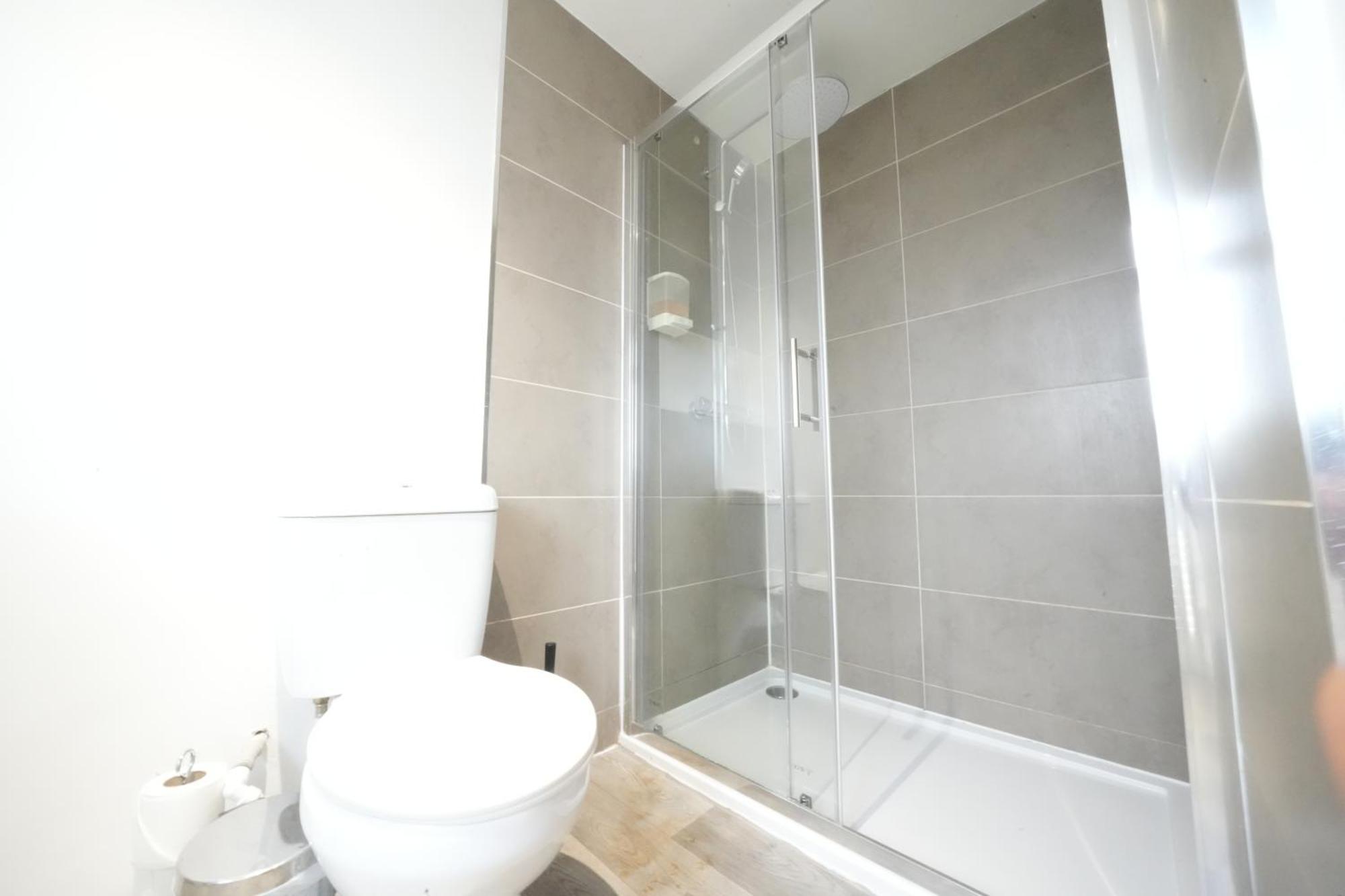 The Great Airport Place-Private Bedrooms With Private Bathroom-1 Bus To Heathrow Airport-5 Minutes By Car- Helpful Advice From Our Team هارموندسورث المظهر الخارجي الصورة