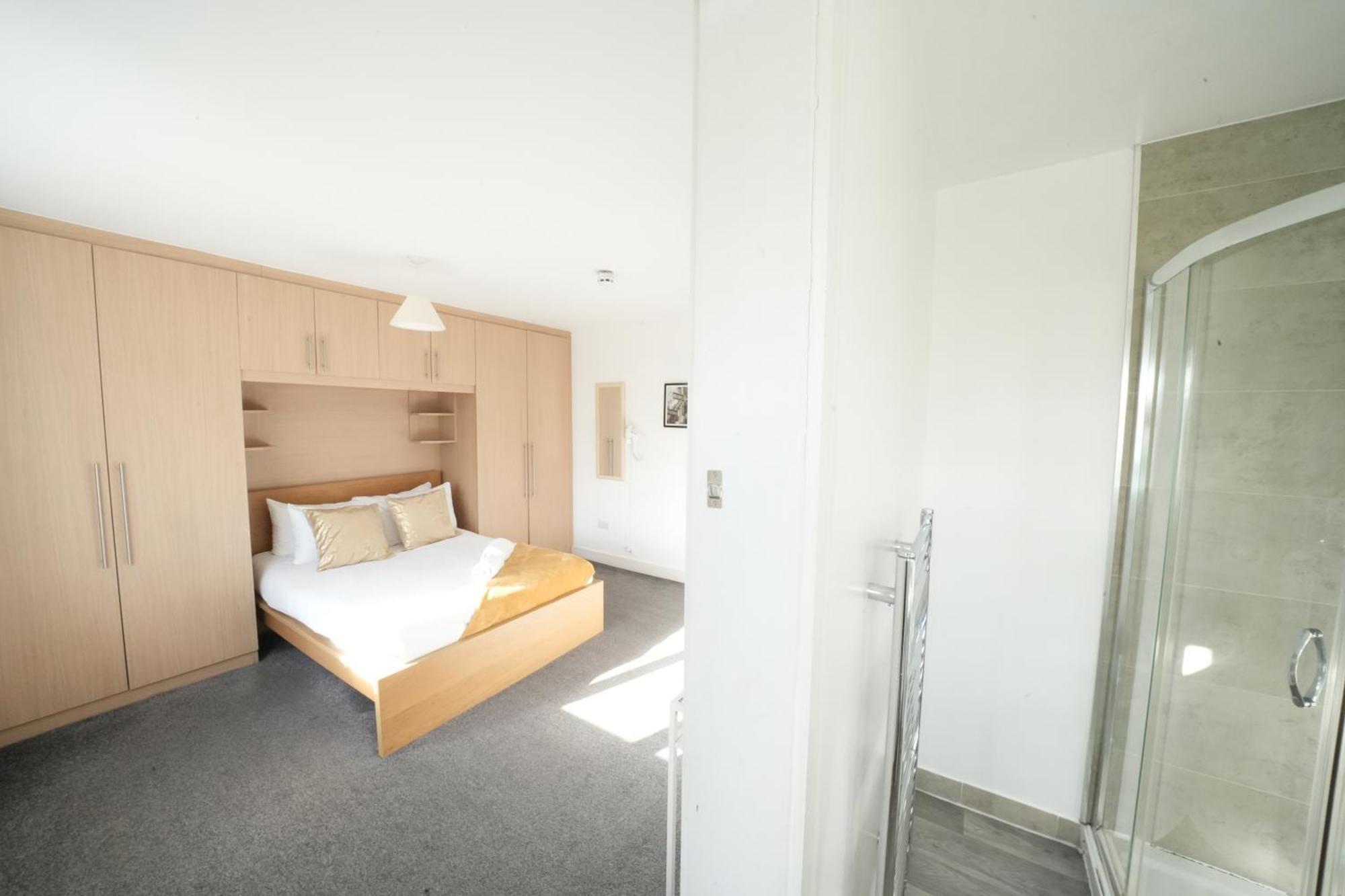 The Great Airport Place-Private Bedrooms With Private Bathroom-1 Bus To Heathrow Airport-5 Minutes By Car- Helpful Advice From Our Team هارموندسورث المظهر الخارجي الصورة