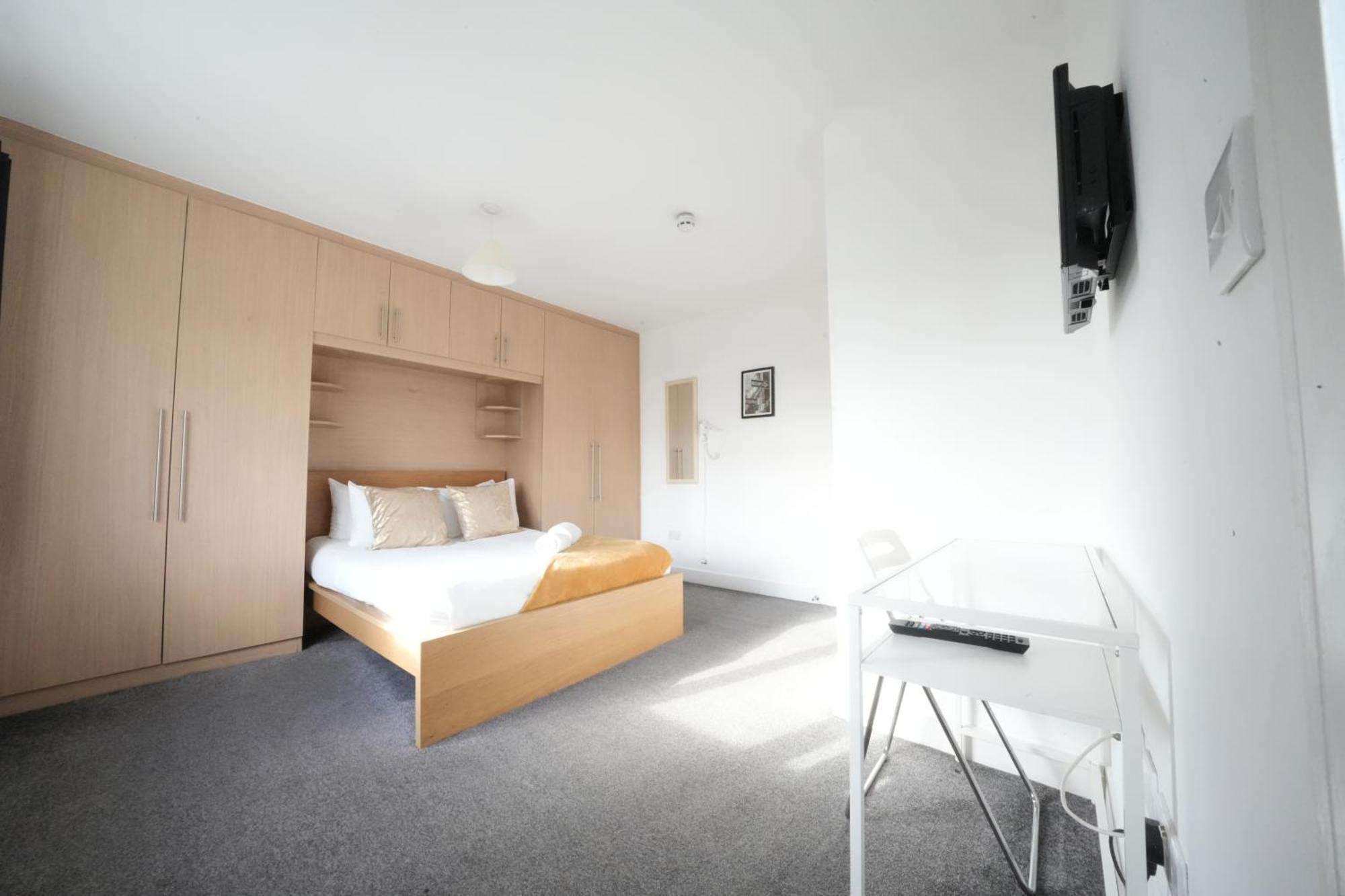 The Great Airport Place-Private Bedrooms With Private Bathroom-1 Bus To Heathrow Airport-5 Minutes By Car- Helpful Advice From Our Team هارموندسورث المظهر الخارجي الصورة