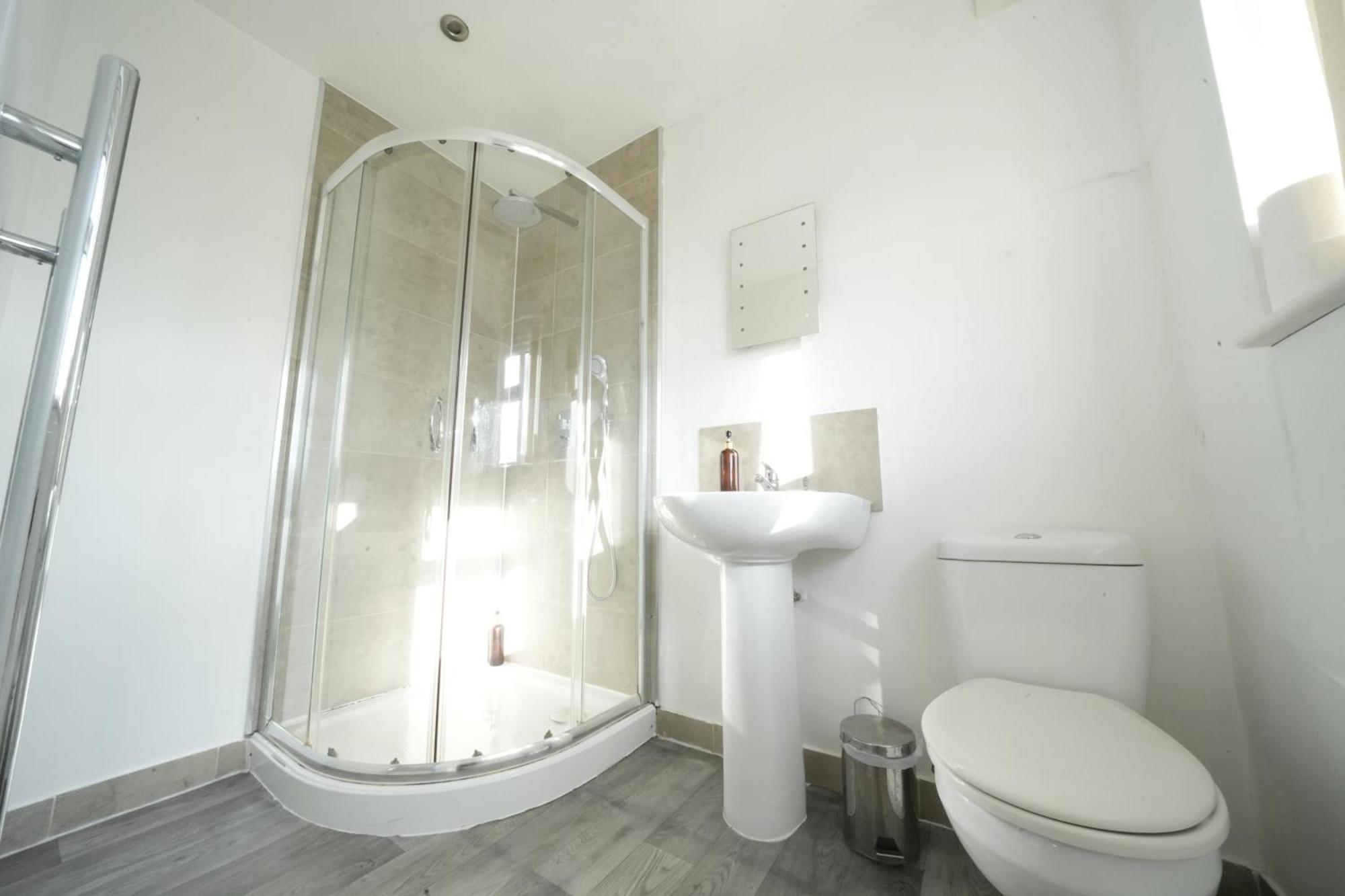 The Great Airport Place-Private Bedrooms With Private Bathroom-1 Bus To Heathrow Airport-5 Minutes By Car- Helpful Advice From Our Team هارموندسورث المظهر الخارجي الصورة