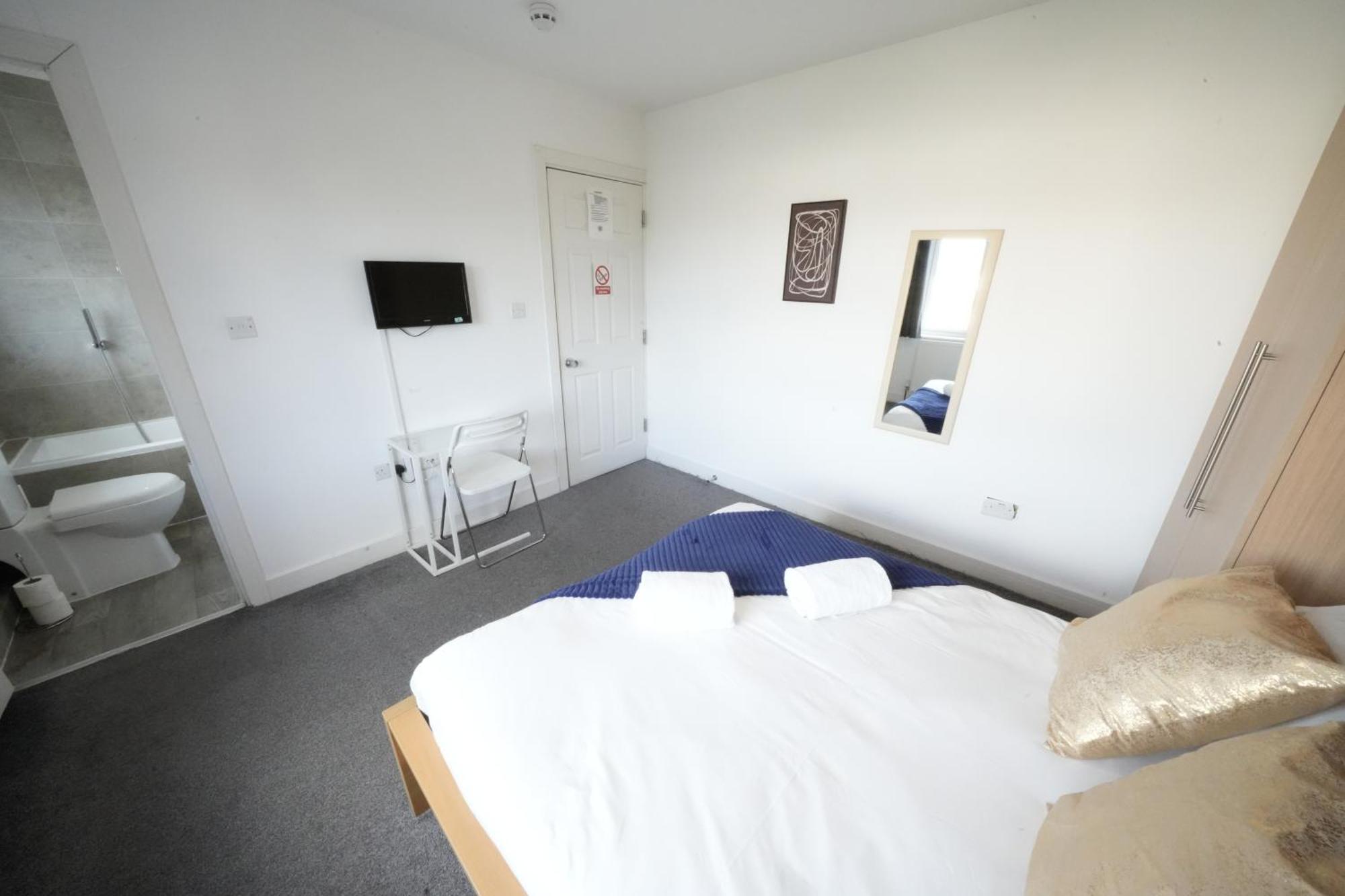 The Great Airport Place-Private Bedrooms With Private Bathroom-1 Bus To Heathrow Airport-5 Minutes By Car- Helpful Advice From Our Team هارموندسورث المظهر الخارجي الصورة