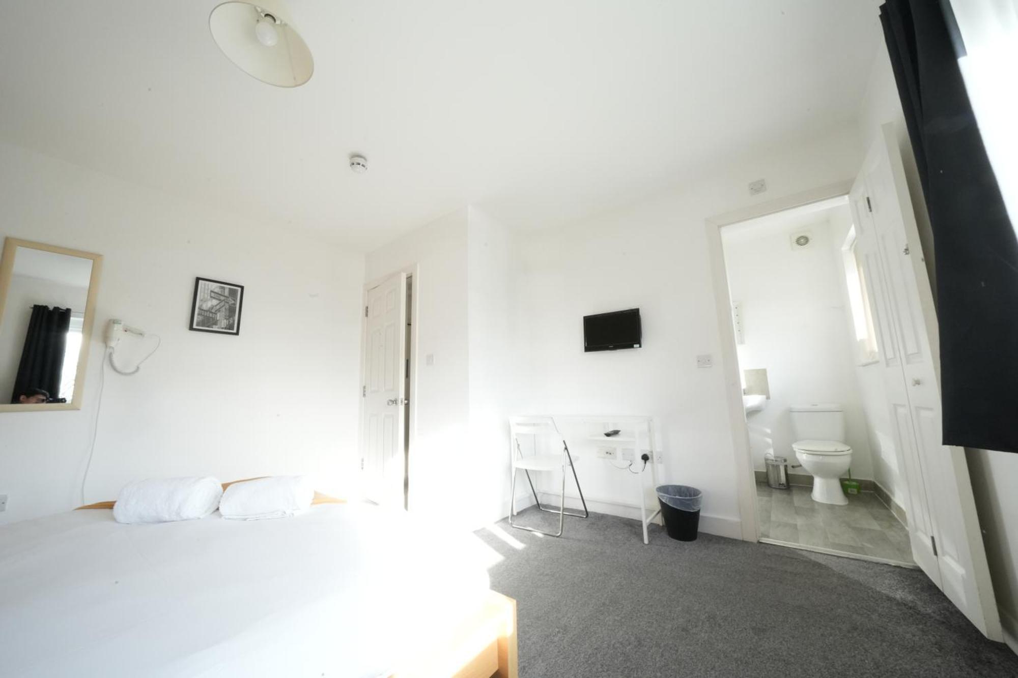 The Great Airport Place-Private Bedrooms With Private Bathroom-1 Bus To Heathrow Airport-5 Minutes By Car- Helpful Advice From Our Team هارموندسورث المظهر الخارجي الصورة