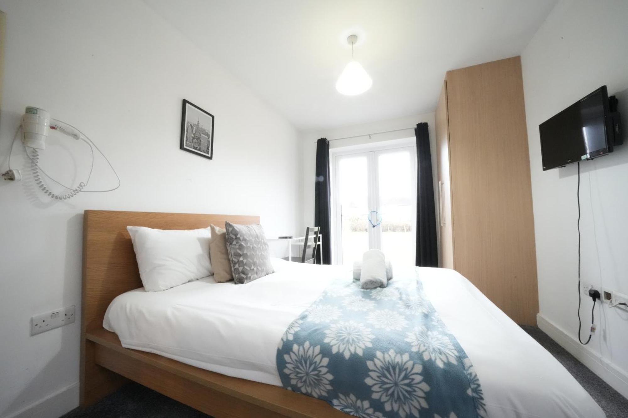 The Great Airport Place-Private Bedrooms With Private Bathroom-1 Bus To Heathrow Airport-5 Minutes By Car- Helpful Advice From Our Team هارموندسورث المظهر الخارجي الصورة