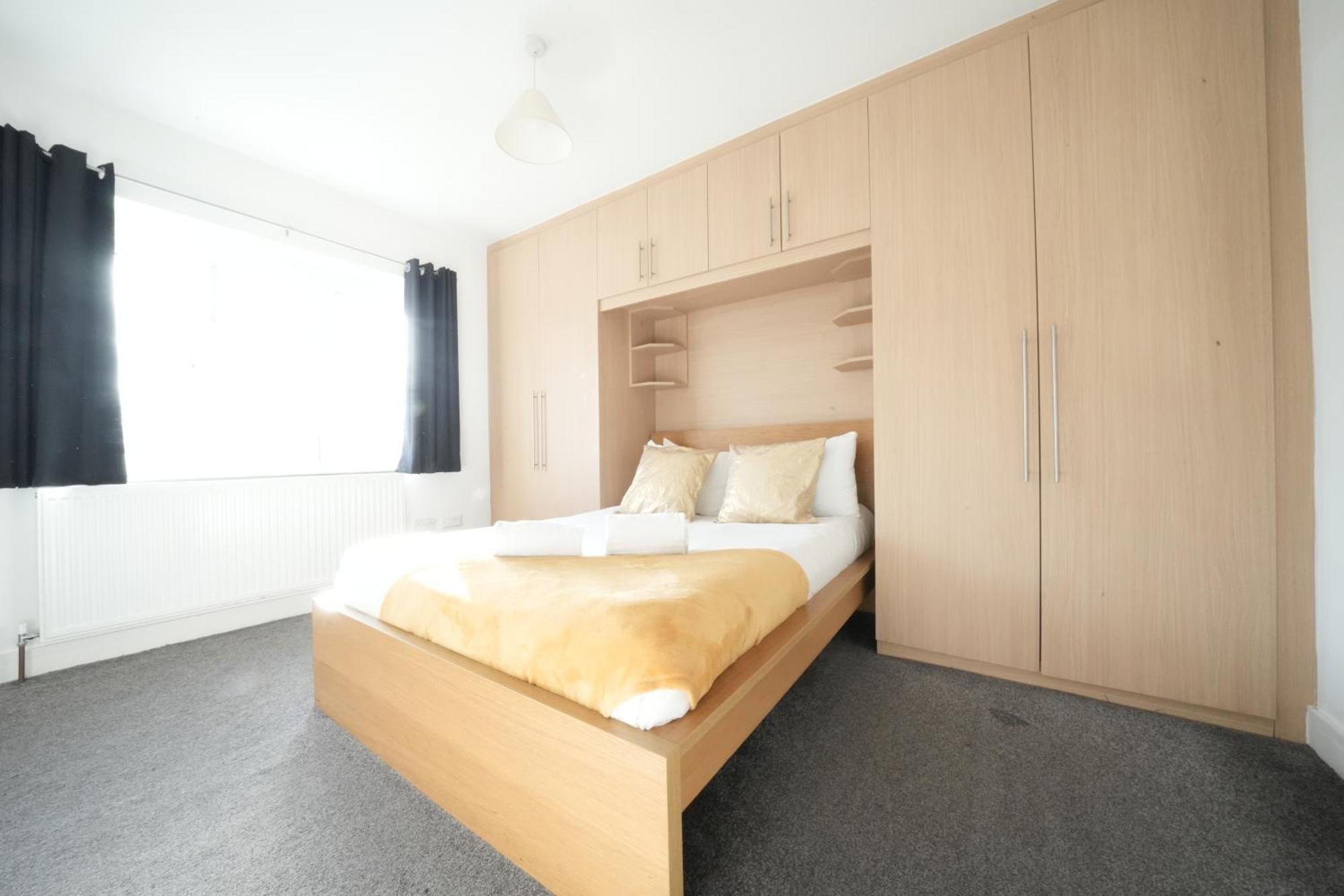 The Great Airport Place-Private Bedrooms With Private Bathroom-1 Bus To Heathrow Airport-5 Minutes By Car- Helpful Advice From Our Team هارموندسورث المظهر الخارجي الصورة