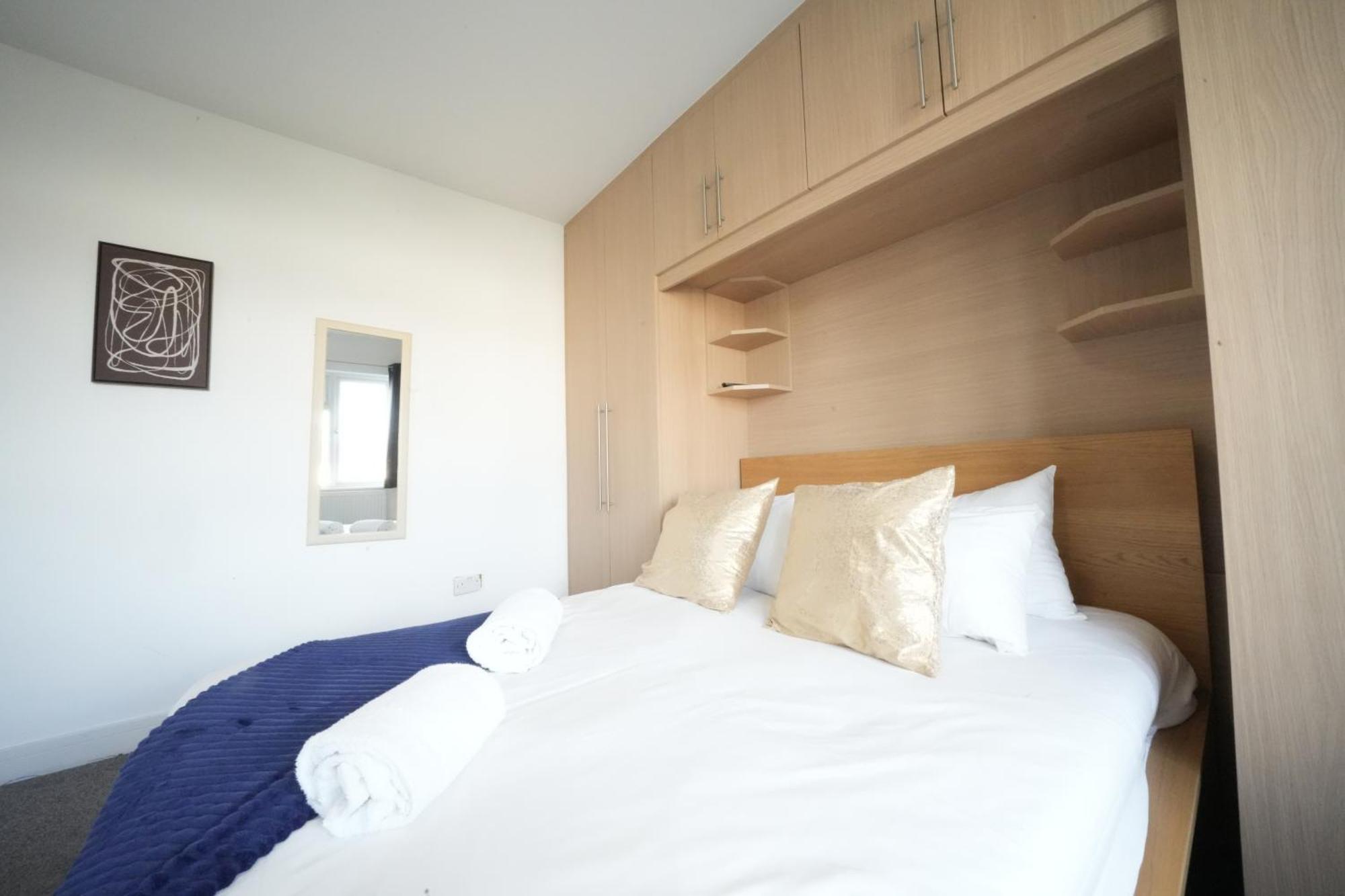 The Great Airport Place-Private Bedrooms With Private Bathroom-1 Bus To Heathrow Airport-5 Minutes By Car- Helpful Advice From Our Team هارموندسورث المظهر الخارجي الصورة