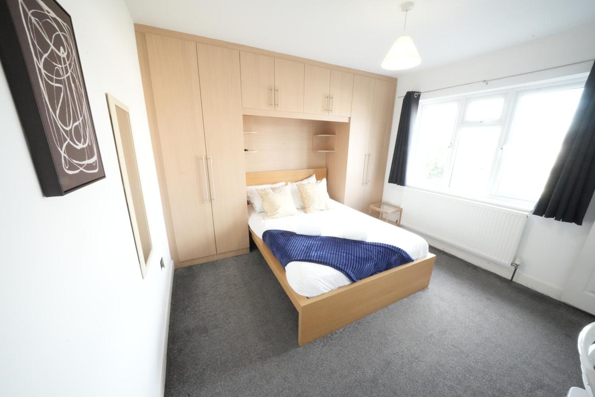 The Great Airport Place-Private Bedrooms With Private Bathroom-1 Bus To Heathrow Airport-5 Minutes By Car- Helpful Advice From Our Team هارموندسورث المظهر الخارجي الصورة