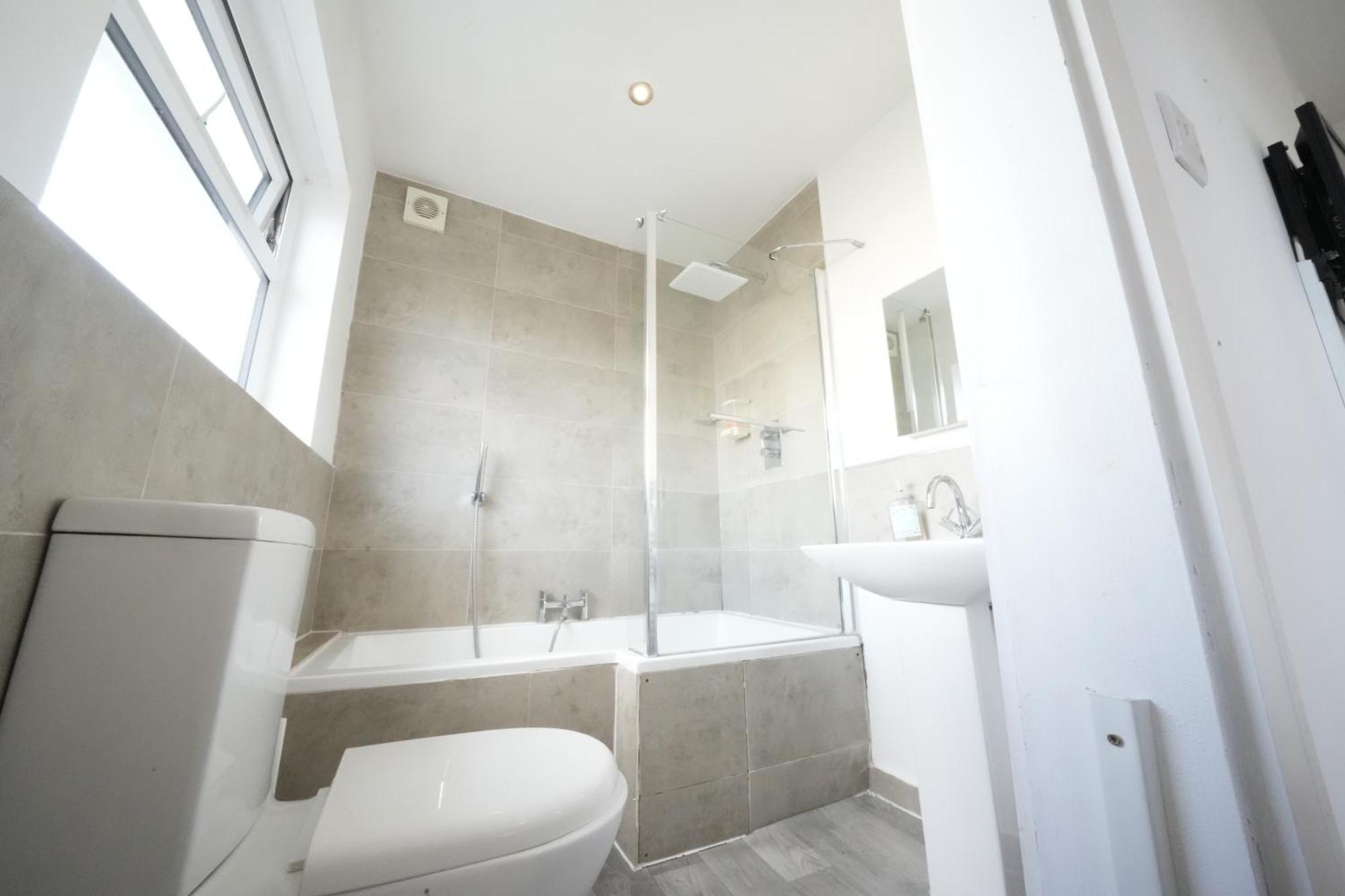 The Great Airport Place-Private Bedrooms With Private Bathroom-1 Bus To Heathrow Airport-5 Minutes By Car- Helpful Advice From Our Team هارموندسورث المظهر الخارجي الصورة
