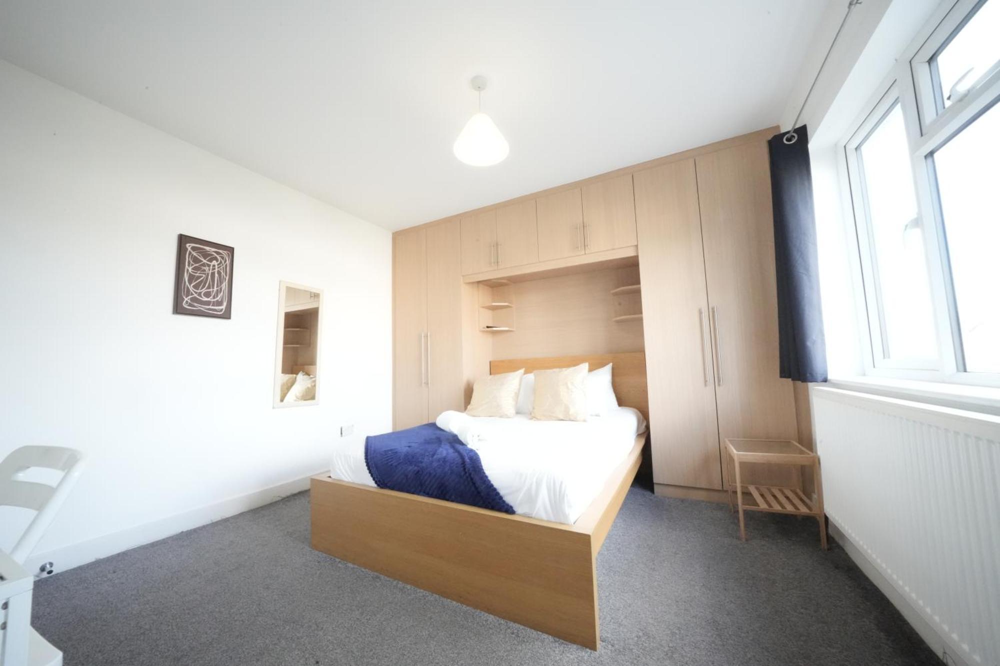 The Great Airport Place-Private Bedrooms With Private Bathroom-1 Bus To Heathrow Airport-5 Minutes By Car- Helpful Advice From Our Team هارموندسورث المظهر الخارجي الصورة