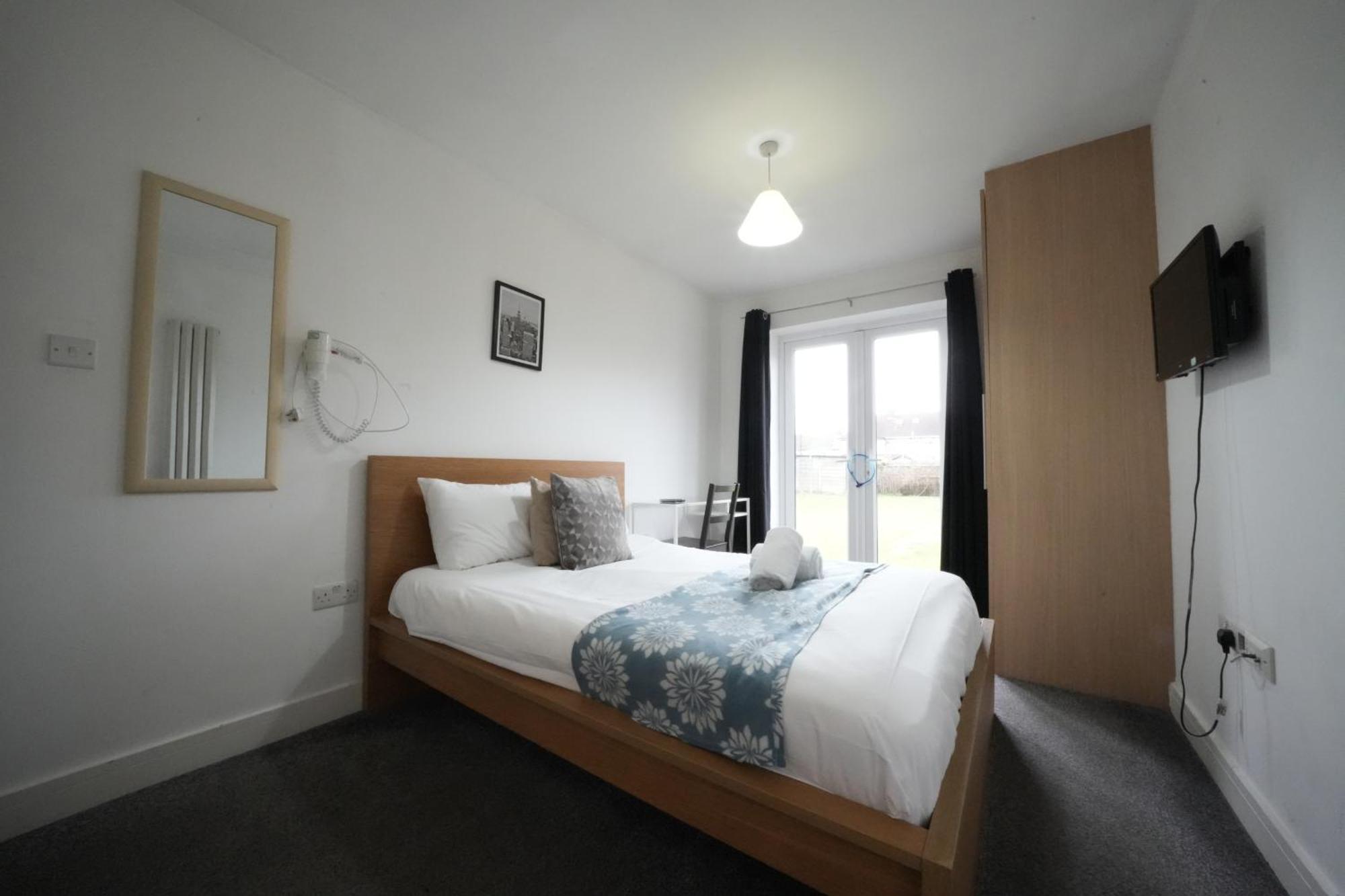 The Great Airport Place-Private Bedrooms With Private Bathroom-1 Bus To Heathrow Airport-5 Minutes By Car- Helpful Advice From Our Team هارموندسورث المظهر الخارجي الصورة