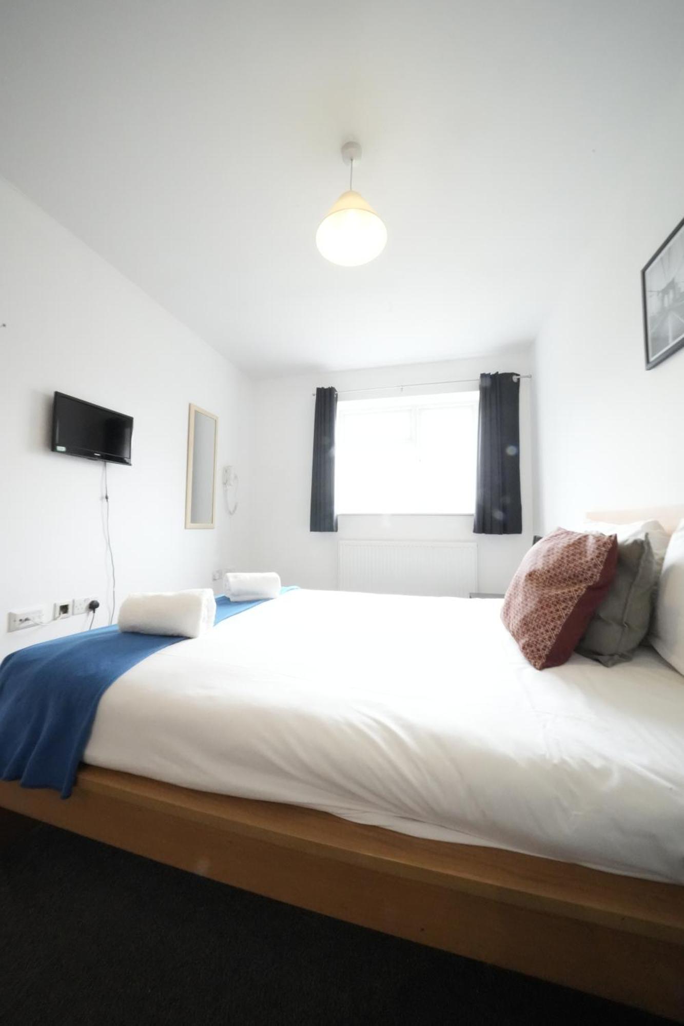 The Great Airport Place-Private Bedrooms With Private Bathroom-1 Bus To Heathrow Airport-5 Minutes By Car- Helpful Advice From Our Team هارموندسورث المظهر الخارجي الصورة