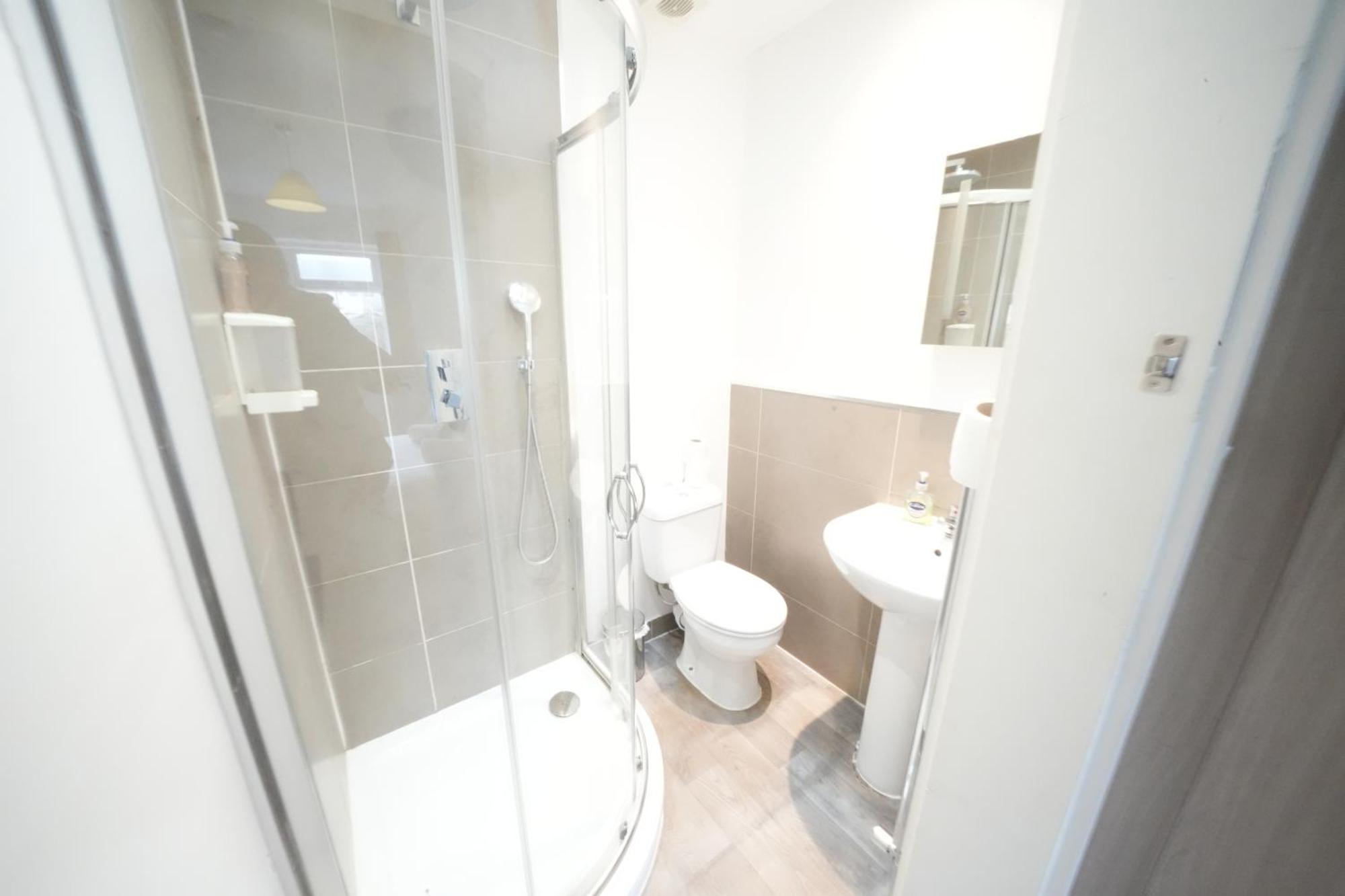 The Great Airport Place-Private Bedrooms With Private Bathroom-1 Bus To Heathrow Airport-5 Minutes By Car- Helpful Advice From Our Team هارموندسورث المظهر الخارجي الصورة