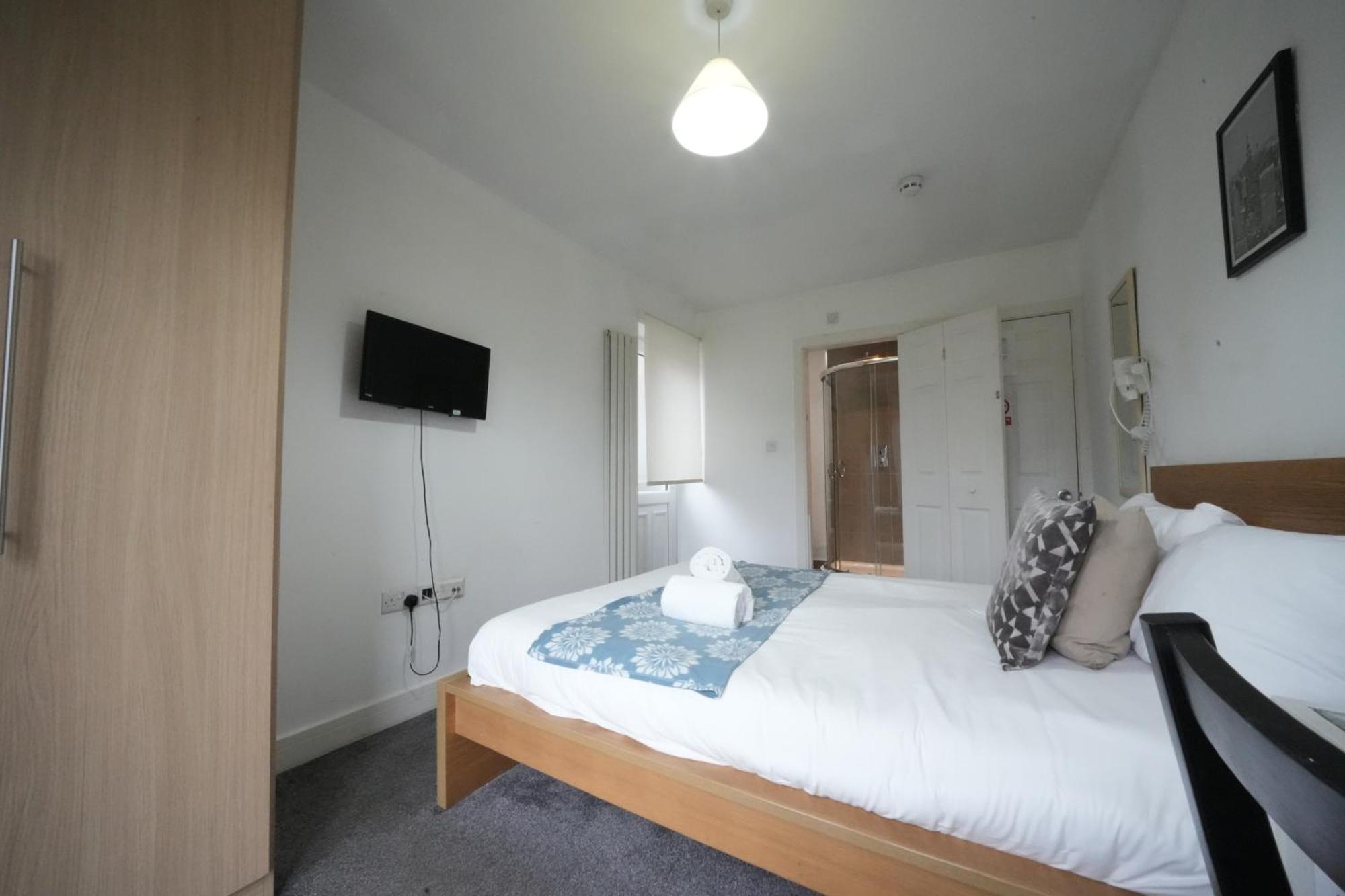 The Great Airport Place-Private Bedrooms With Private Bathroom-1 Bus To Heathrow Airport-5 Minutes By Car- Helpful Advice From Our Team هارموندسورث المظهر الخارجي الصورة