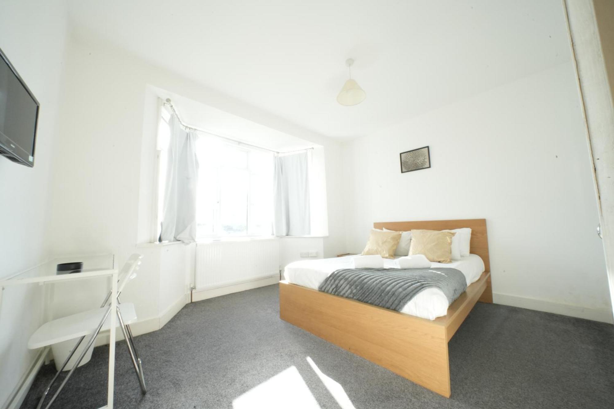 The Great Airport Place-Private Bedrooms With Private Bathroom-1 Bus To Heathrow Airport-5 Minutes By Car- Helpful Advice From Our Team هارموندسورث المظهر الخارجي الصورة