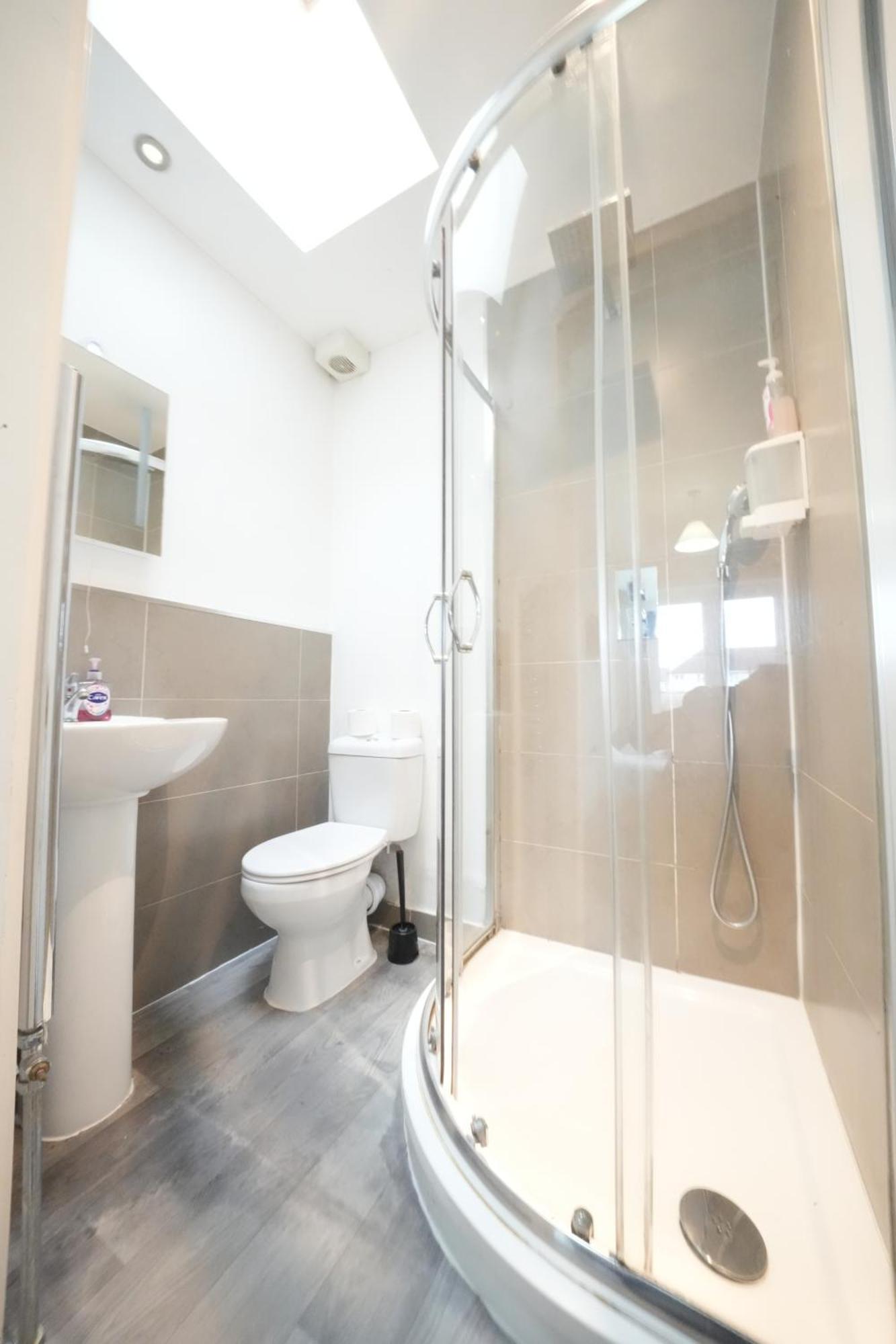 The Great Airport Place-Private Bedrooms With Private Bathroom-1 Bus To Heathrow Airport-5 Minutes By Car- Helpful Advice From Our Team هارموندسورث المظهر الخارجي الصورة