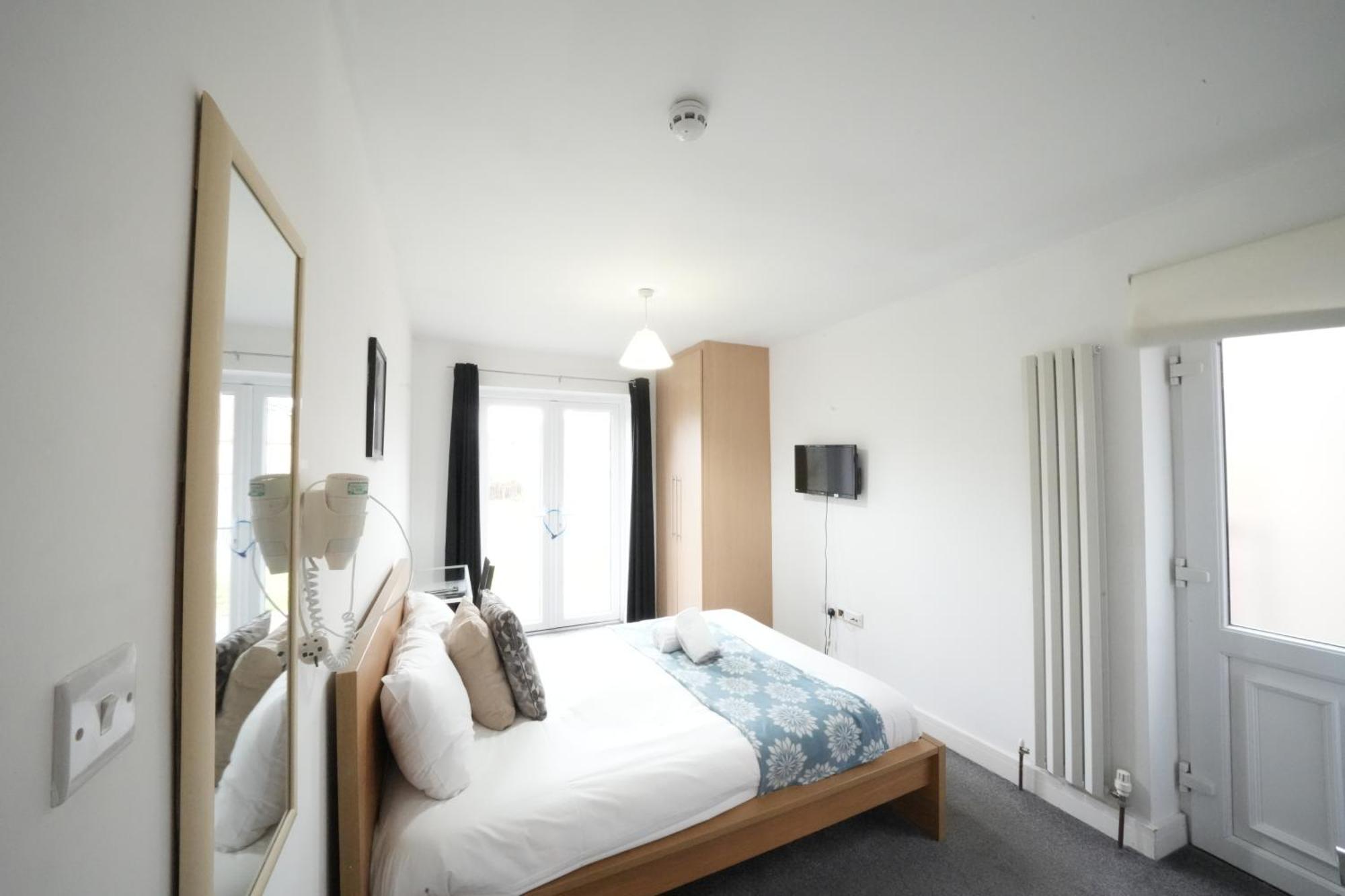 The Great Airport Place-Private Bedrooms With Private Bathroom-1 Bus To Heathrow Airport-5 Minutes By Car- Helpful Advice From Our Team هارموندسورث المظهر الخارجي الصورة