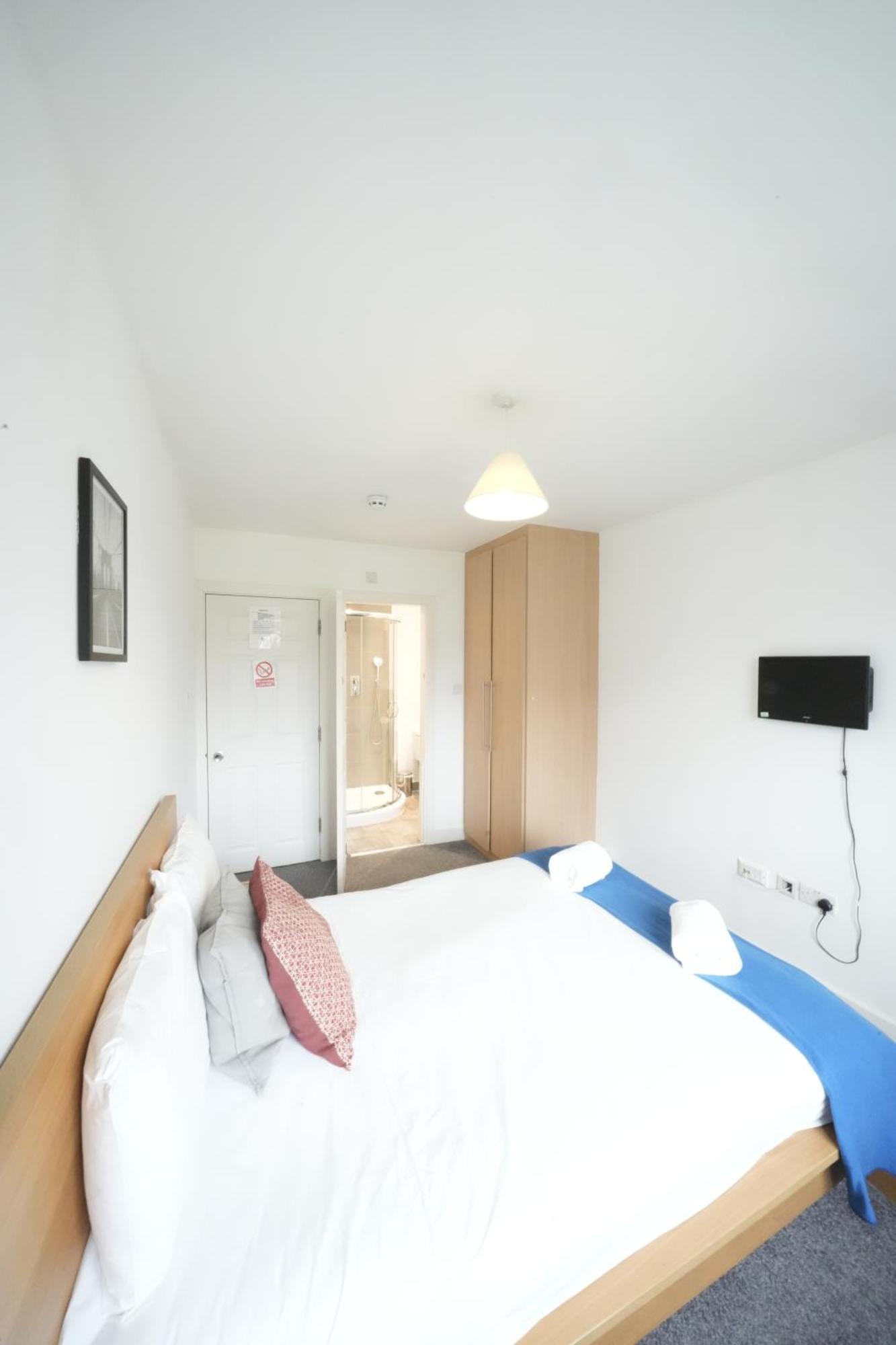 The Great Airport Place-Private Bedrooms With Private Bathroom-1 Bus To Heathrow Airport-5 Minutes By Car- Helpful Advice From Our Team هارموندسورث المظهر الخارجي الصورة