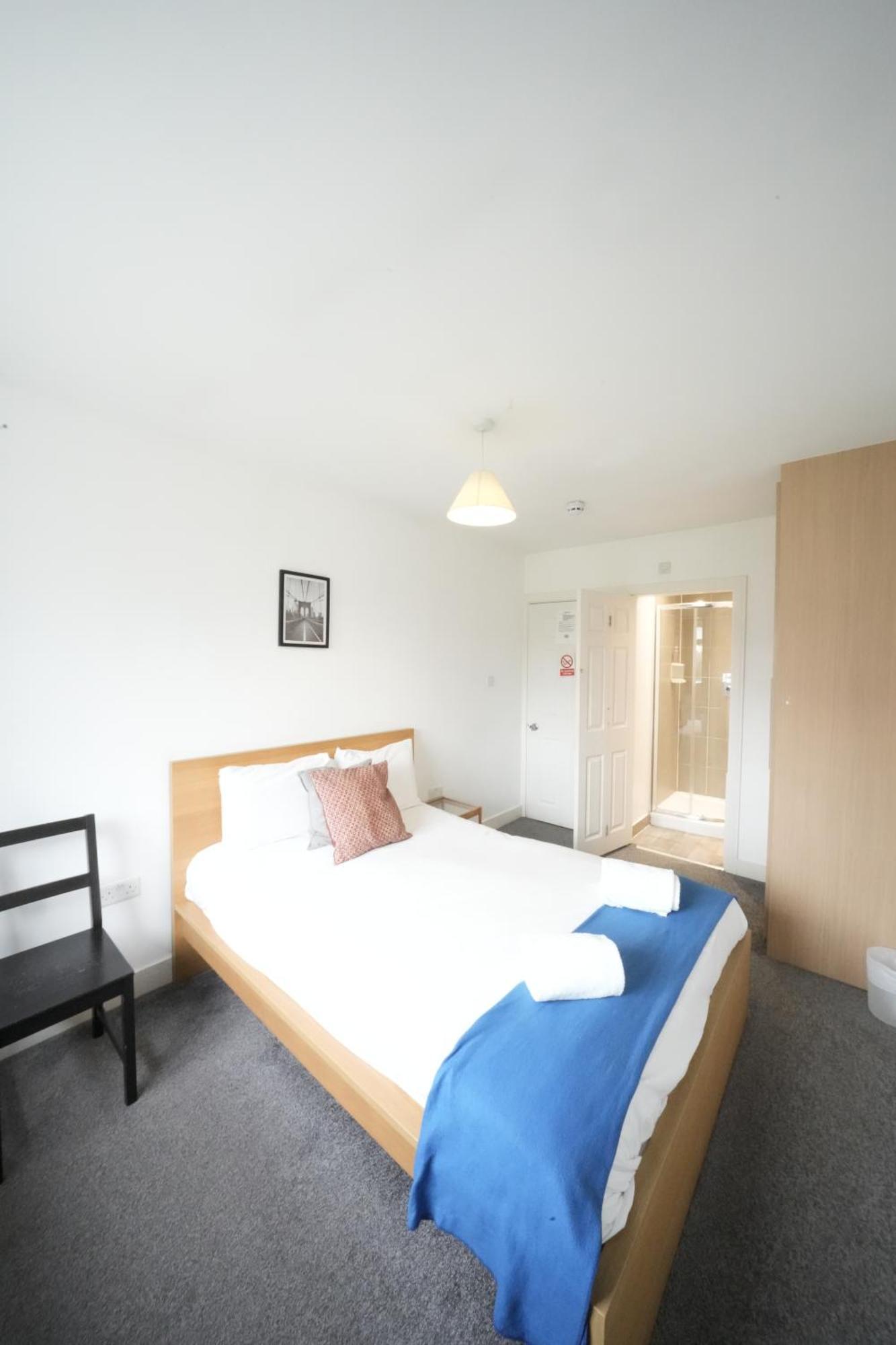 The Great Airport Place-Private Bedrooms With Private Bathroom-1 Bus To Heathrow Airport-5 Minutes By Car- Helpful Advice From Our Team هارموندسورث المظهر الخارجي الصورة