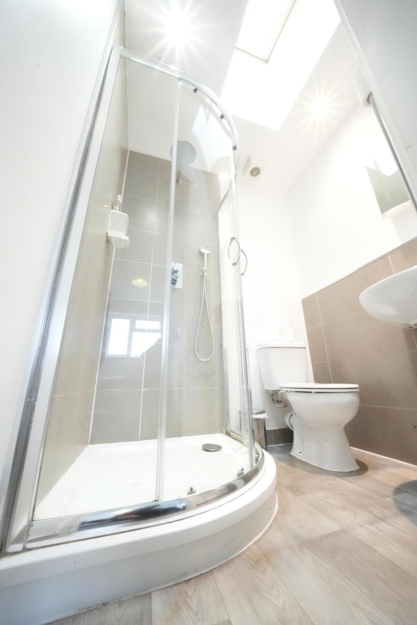 The Great Airport Place-Private Bedrooms With Private Bathroom-1 Bus To Heathrow Airport-5 Minutes By Car- Helpful Advice From Our Team هارموندسورث المظهر الخارجي الصورة