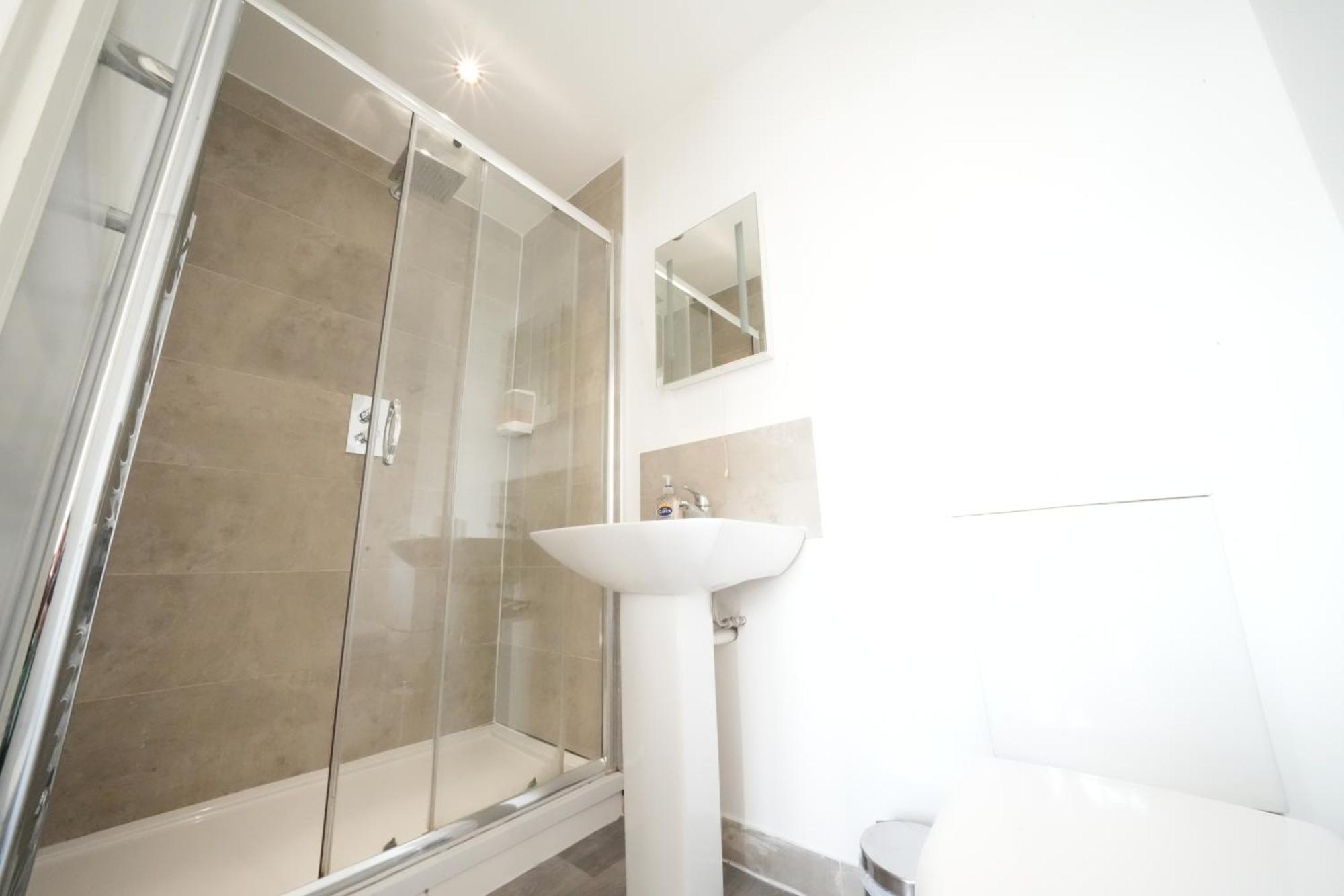 The Great Airport Place-Private Bedrooms With Private Bathroom-1 Bus To Heathrow Airport-5 Minutes By Car- Helpful Advice From Our Team هارموندسورث المظهر الخارجي الصورة