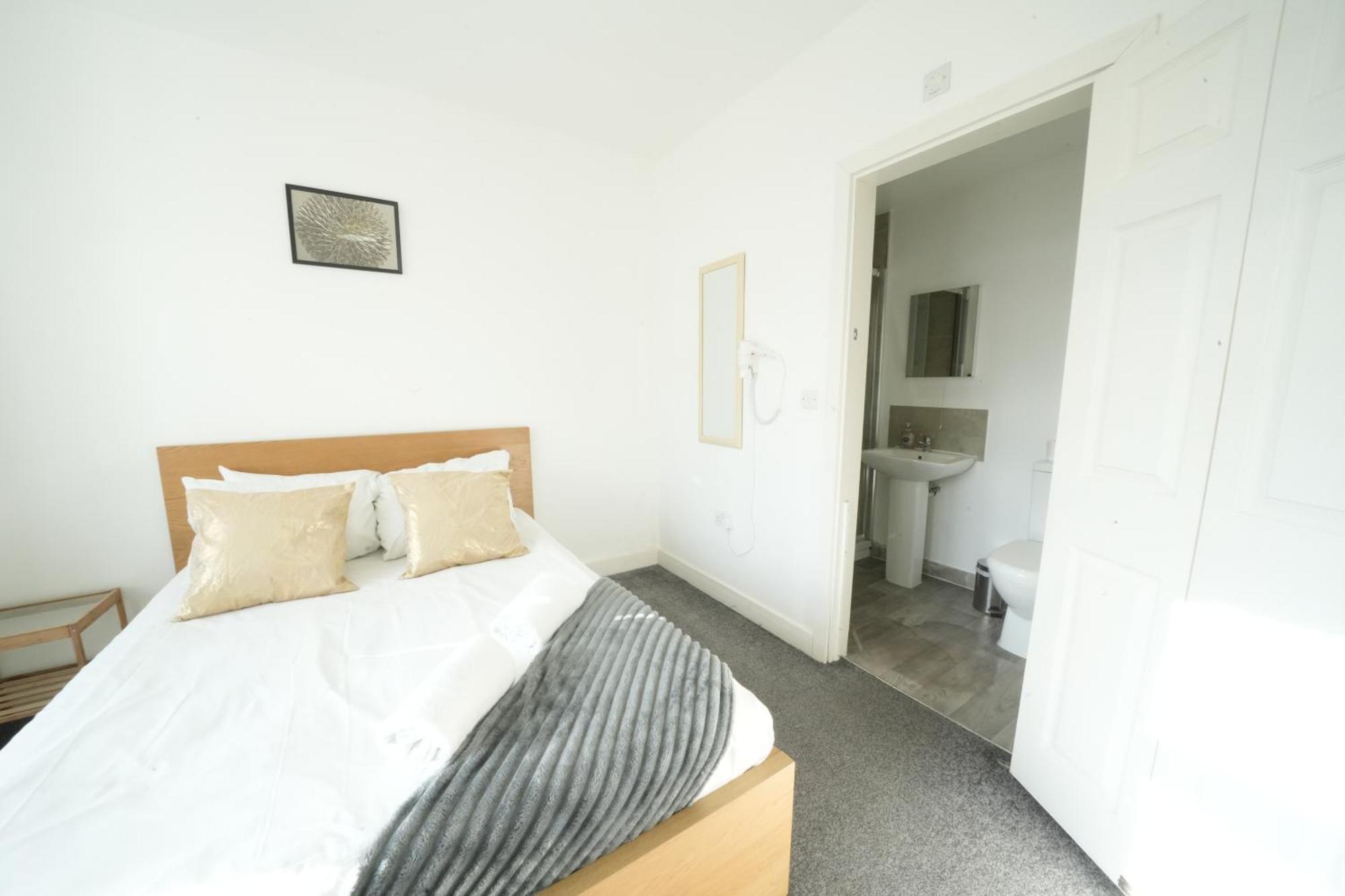 The Great Airport Place-Private Bedrooms With Private Bathroom-1 Bus To Heathrow Airport-5 Minutes By Car- Helpful Advice From Our Team هارموندسورث المظهر الخارجي الصورة