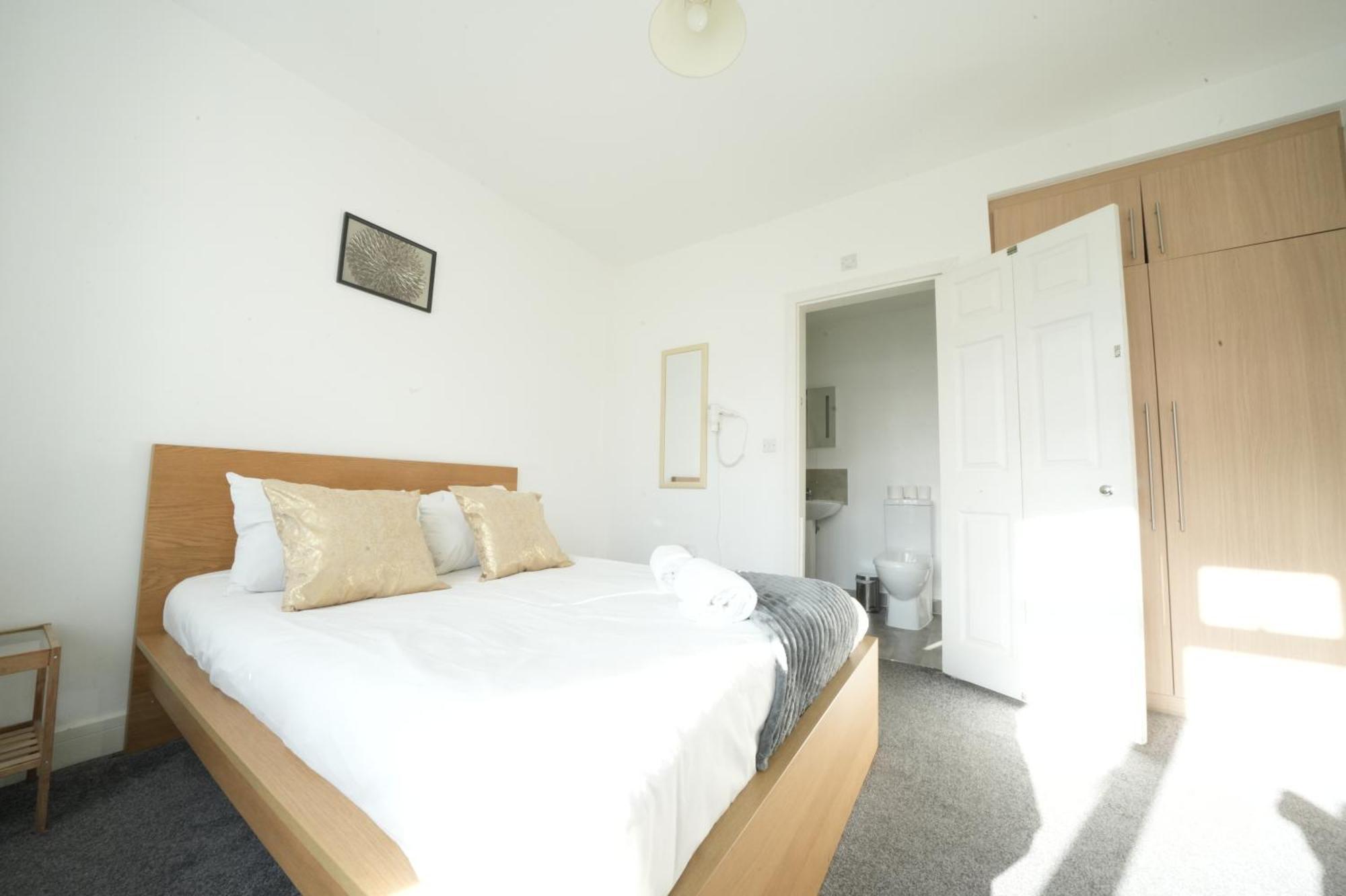 The Great Airport Place-Private Bedrooms With Private Bathroom-1 Bus To Heathrow Airport-5 Minutes By Car- Helpful Advice From Our Team هارموندسورث المظهر الخارجي الصورة